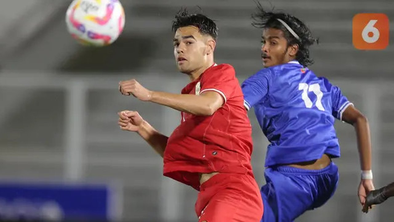 Pemain Timnas Indonesia U-20, Jens Raven (kiri) berebut bola dengan pemain Maladewa, Abdulla Looth Ibrahim pada laga Kualifikasi Piala Asia U-20 2025 di Stadion Madya, Senayan, Jakarta, Se