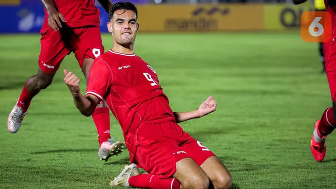 Pemain Timnas Indonesia U-20, Jens Raven melakukan selebrasi setelah mencetak gol ke gawang Maladewa pada laga Kualifikasi Piala Asia U-20 2025 di Stadion Madya, Senayan, Jakarta, Rabu (25