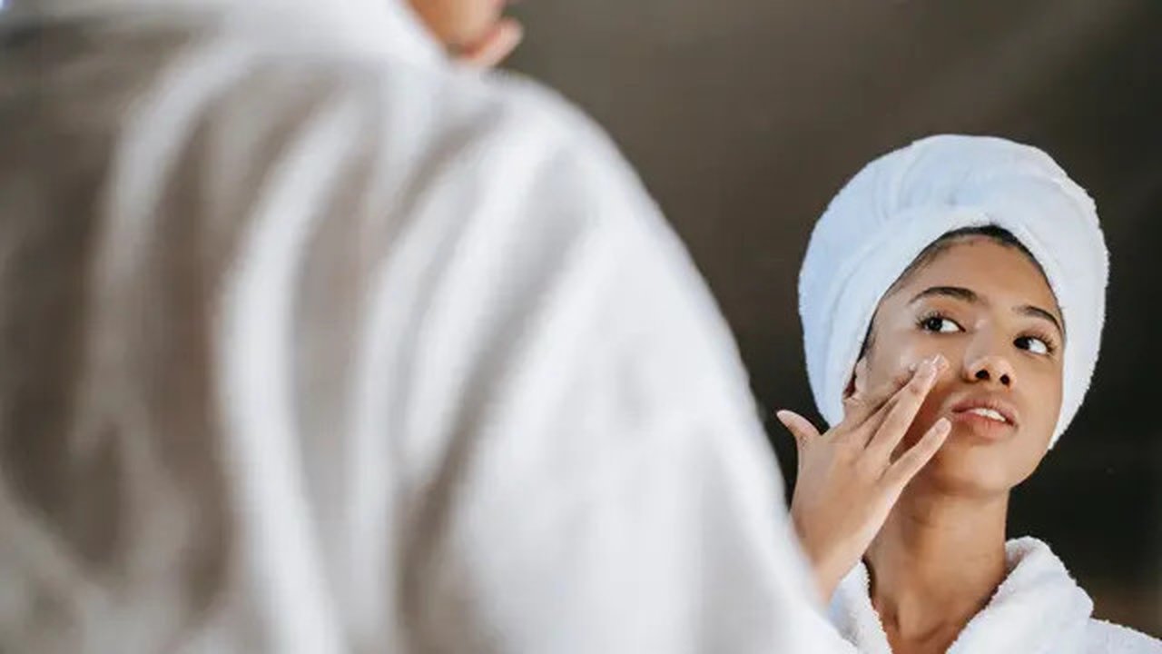 Ilustrasi menggunakan cream pelembab sebagai salah satu step skincare routine. Credits: pexels.com by Sora Shimazaki