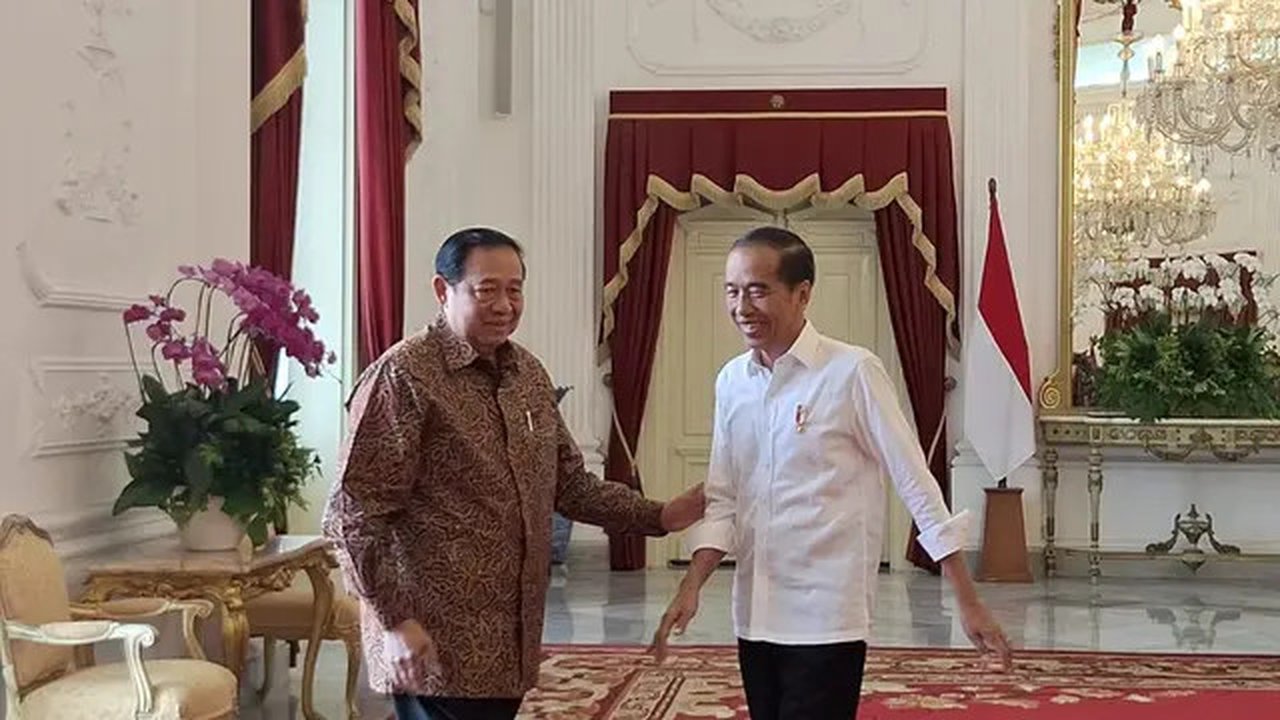 Presiden ke-6 RI Susilo Bambang Yudhoyono (SBY) bertemu Presiden Joko Widodo (Jokowi) di Istana Merdeka, Jakarta, Sabtu (21/9/2024). Pertemuan dilakukan sebelum SBY menghadiri global counc
