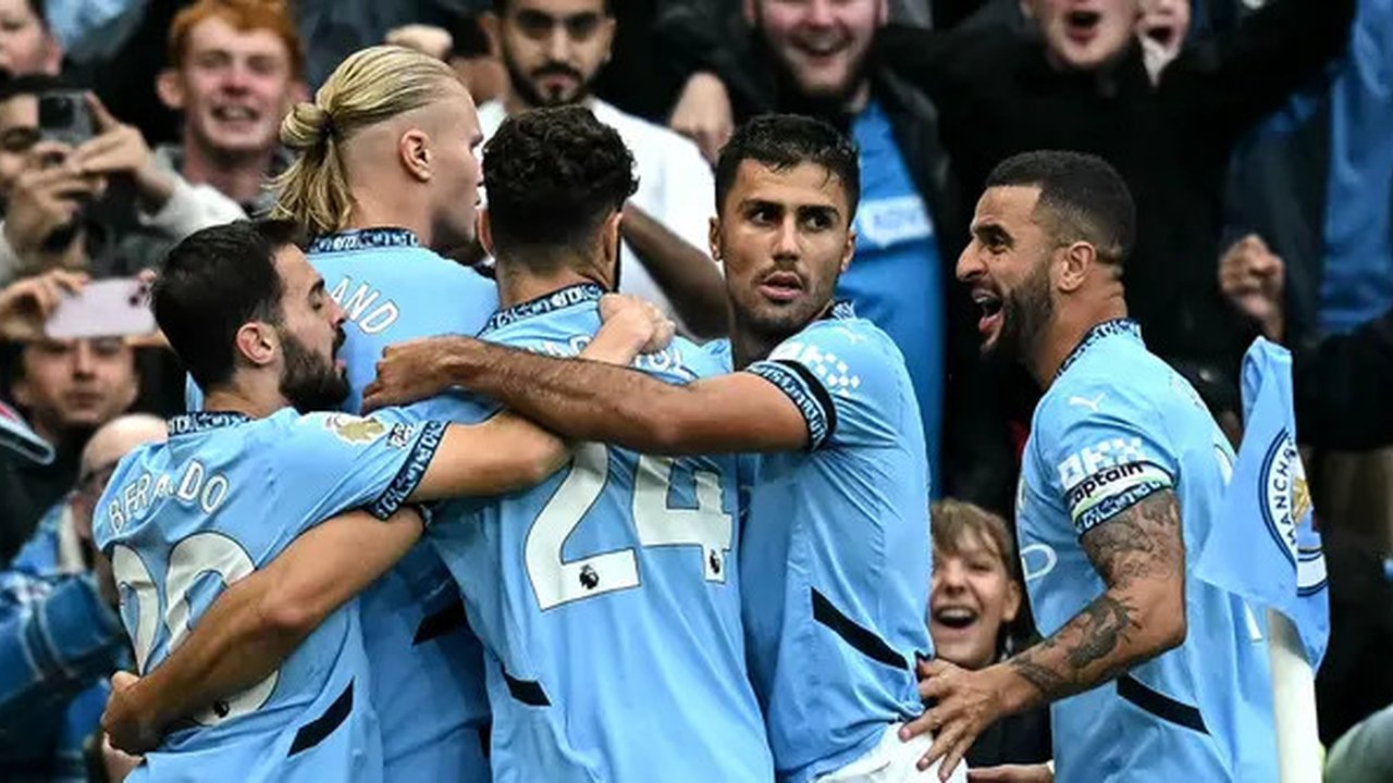 Para pemain Manchester City melakukan selebrasi merayakan gol yang dicetak Erling Haaland ke gawang Arsenal pada pekan kelima Liga Inggris 2024/2025, Minggu (22/9/2024) malam WIB. (Paul ELLIS