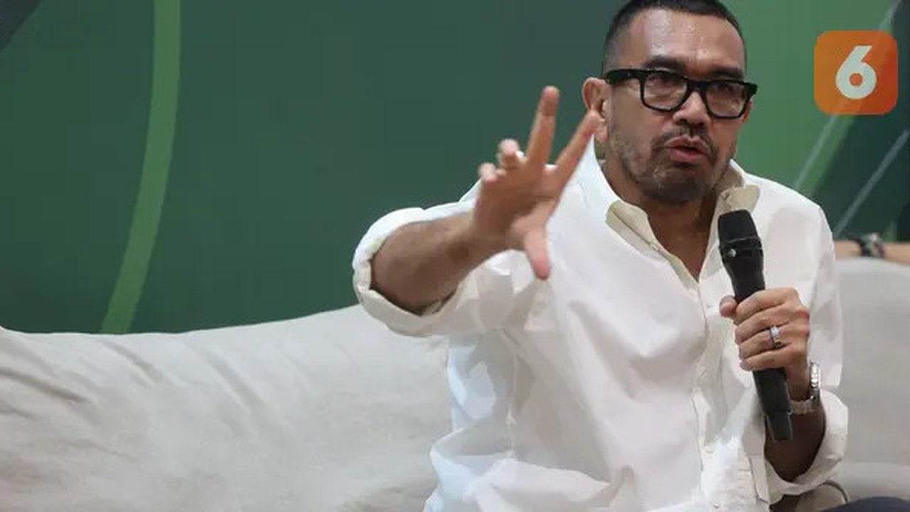 Anggota Exco PSSI, Arya Sinulingga berbicara dalam diskusi Asosiasi Pesepakbola Profesional Indonesia (APPI) dan PSSI Pers di GBK Arena, Jakarta Pusat, Selasa (25/6/2024). (Bola.com/M Iqba