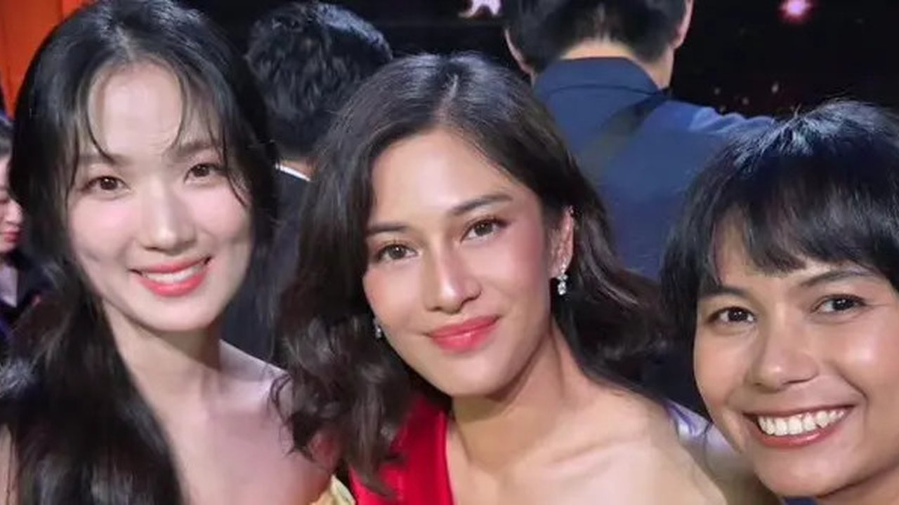 Bahkan saat mengabadikan momen bersama beberapa aktris Asia. Seperti salah satunya bintang Lovely Runner, Kim Hye Yoon. Aura kecantikan Dian tetap terpancar. [@therealdisastr].