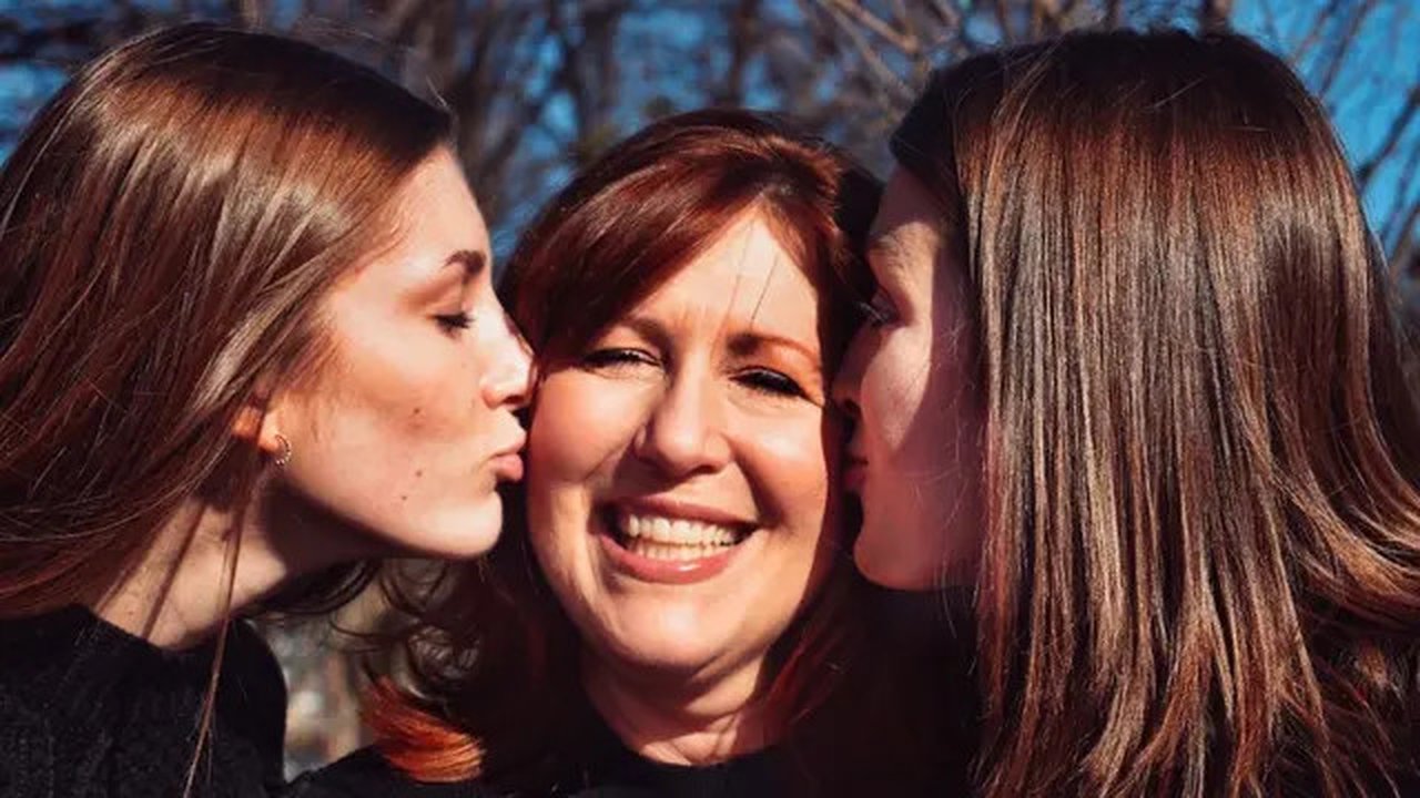 Ilustrasi orang tua dan anak. (Photo by leah hetteberg on Unsplash)