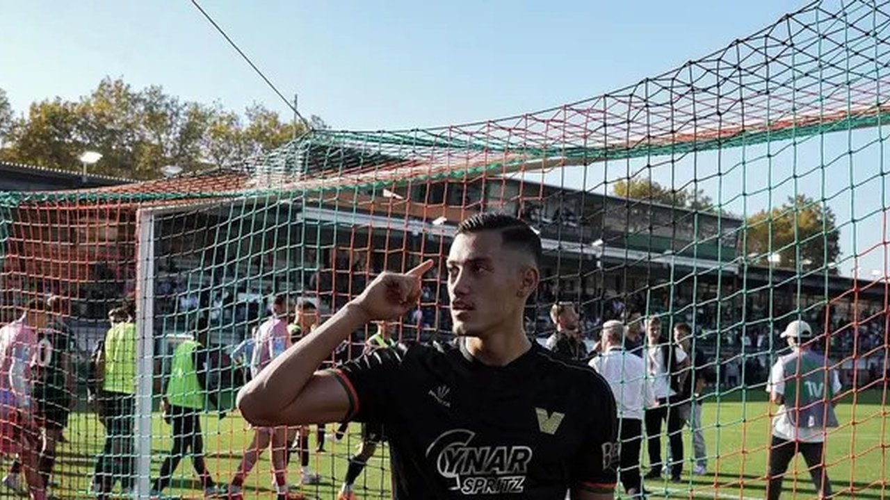 Aksi Jay Idzes bersama Venezia di Serie A 2024/2025 (Instagram/jayidzes)