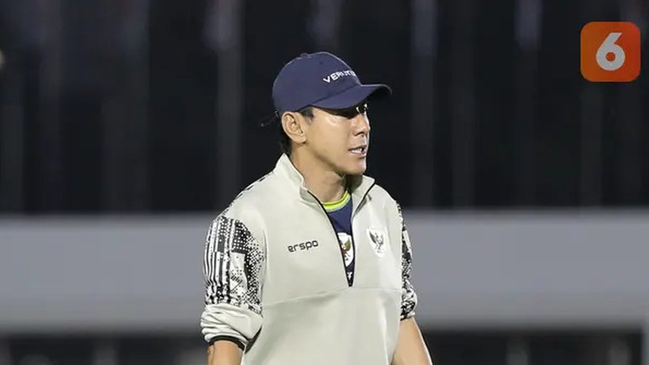 Pelatih kepala Timnas Indonesia, Shin Tae-yong saat memimpin sesi latihan skuad Timnas Indonesia di Stadion Madya, Senayan, Jakarta, Minggu (8/9/2024) sore jelang menghadapi Australia pada