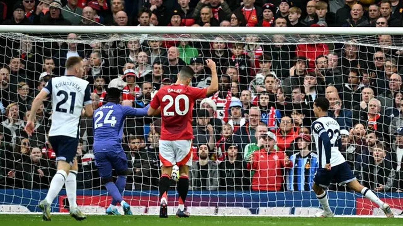 Pertandingan antara Manchester United versus Tottenham Hotspur pada lanjutan Liga Inggris 2024/2025 hari Minggu (29/09/2024). (Paul ELLIS / AFP)