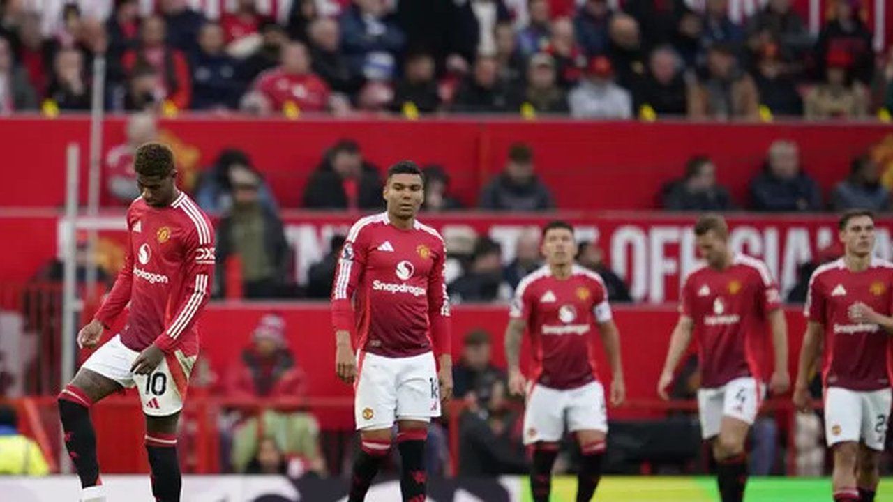 Pemain Manchester United (MU) tampak lesu saat kalah dari Tottenham Hotspur dalam laga pekan keenam Premier League 2024/2025 di Old Trafford, Minggu (29/9/2024) malam WIB. (AP Photo/Dave Thom