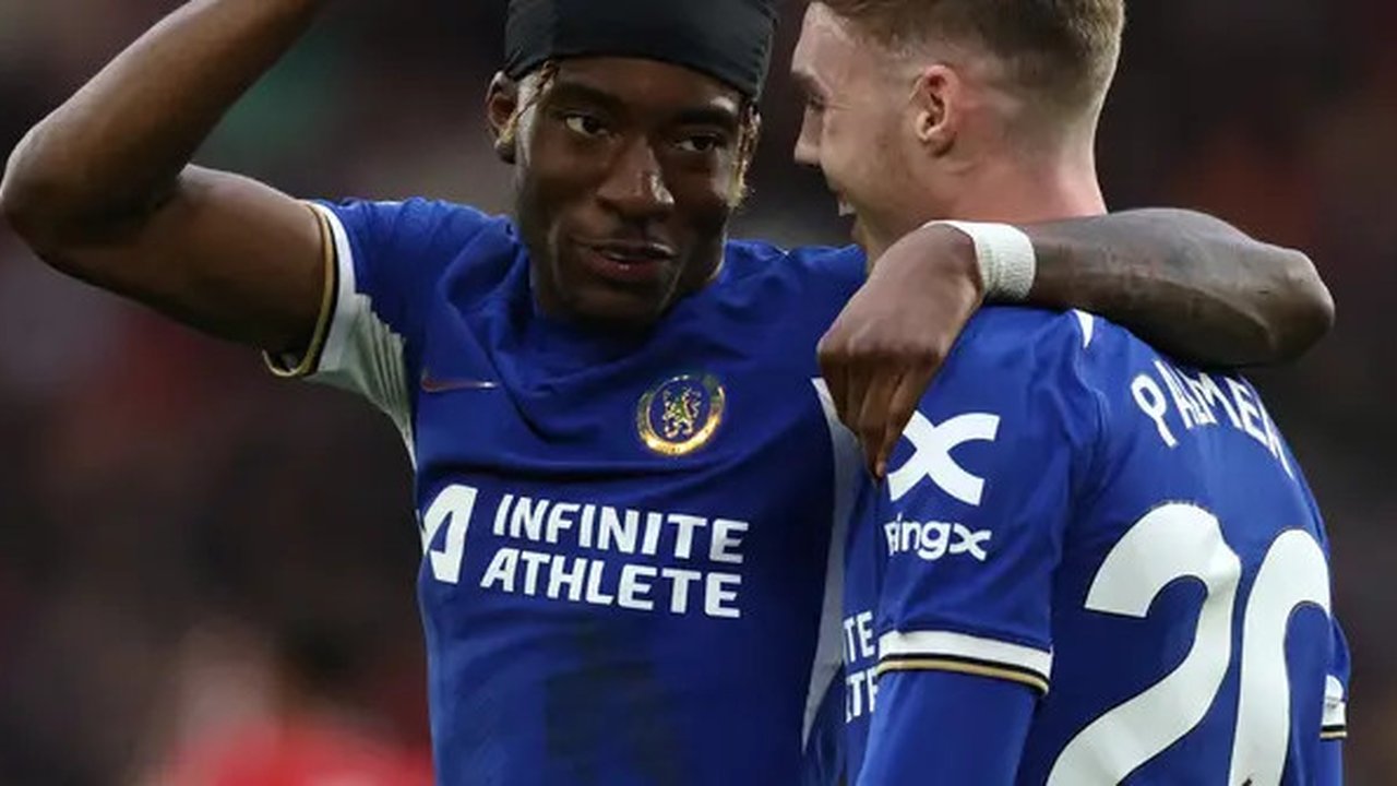 Noni Madueke, Cole Palmer, dan Nicolas Jackson sempat berebut untuk mendang penalti dalam laga melawan Everton, Selasa (16/3/2024). (AFP/Darren Staples)