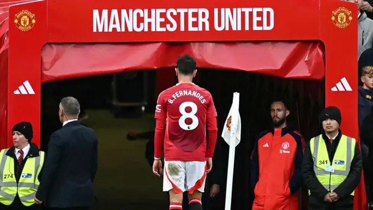 Kartu merah Bruno Fernandes menajdi awal mula kehancuran Manchester United dari Tottenham Hotspur di Liga Inggris. (AFP/Paul Ellis)