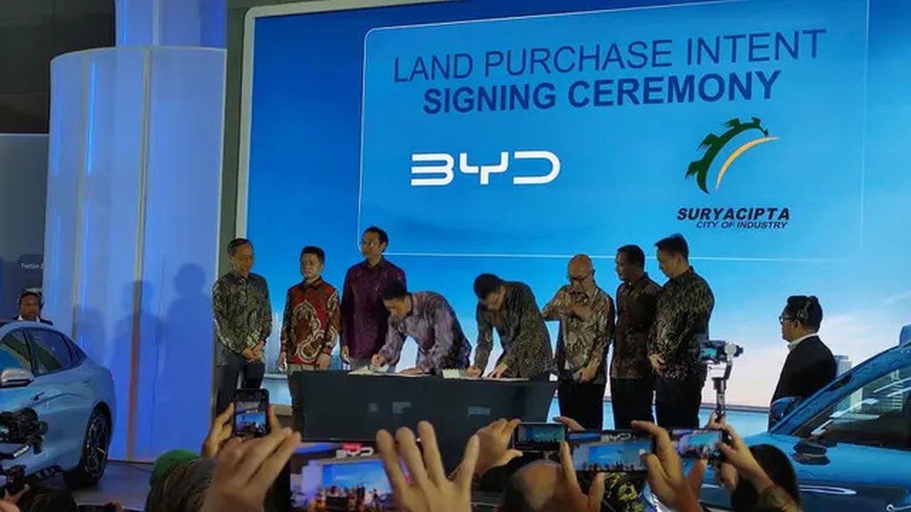 Penandatanganan nota kesepahaman  fasilitas produksi, pusat penelitian dan pengembangan juga fasilitas pelatihan antara BYD dengan PT Suryacipta Swadaya. (Liputan6.com / Septian Pamungkas)