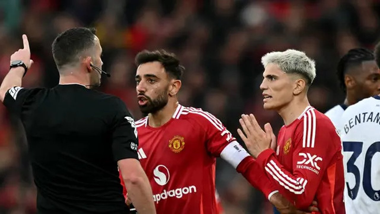 Gelandang Manchester United, Bruno Fernandes, bersama rekan setimnya, Alejandro Garnacho, melakukan protes terhadap wasit Chris Kavanagh, setelah pemain asal Portugal itu dikartu merah dalam