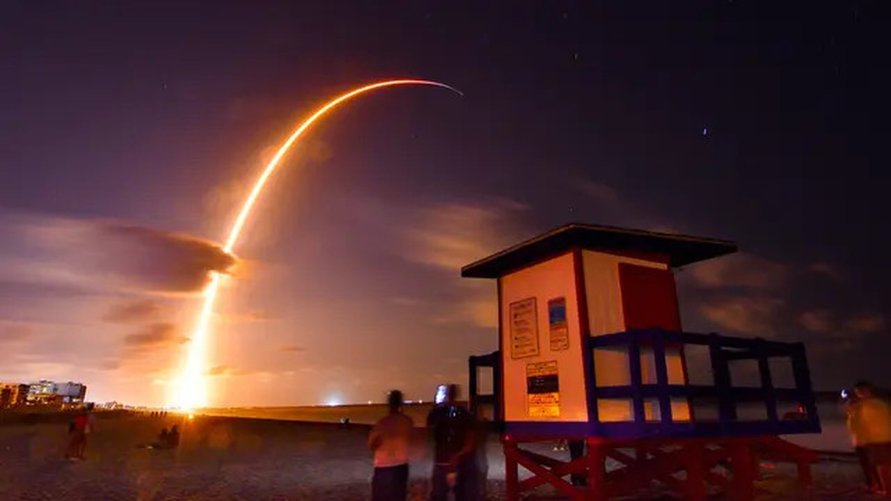Roket Falcon 9 lepas landas dari Space Launch Complex 40 di Florida's Cape Canaveral Air Force Station, Amerika Serikat, Kamis (23/5/2019). Perusahaan penerbangan luar angkasa SpaceX meluncur