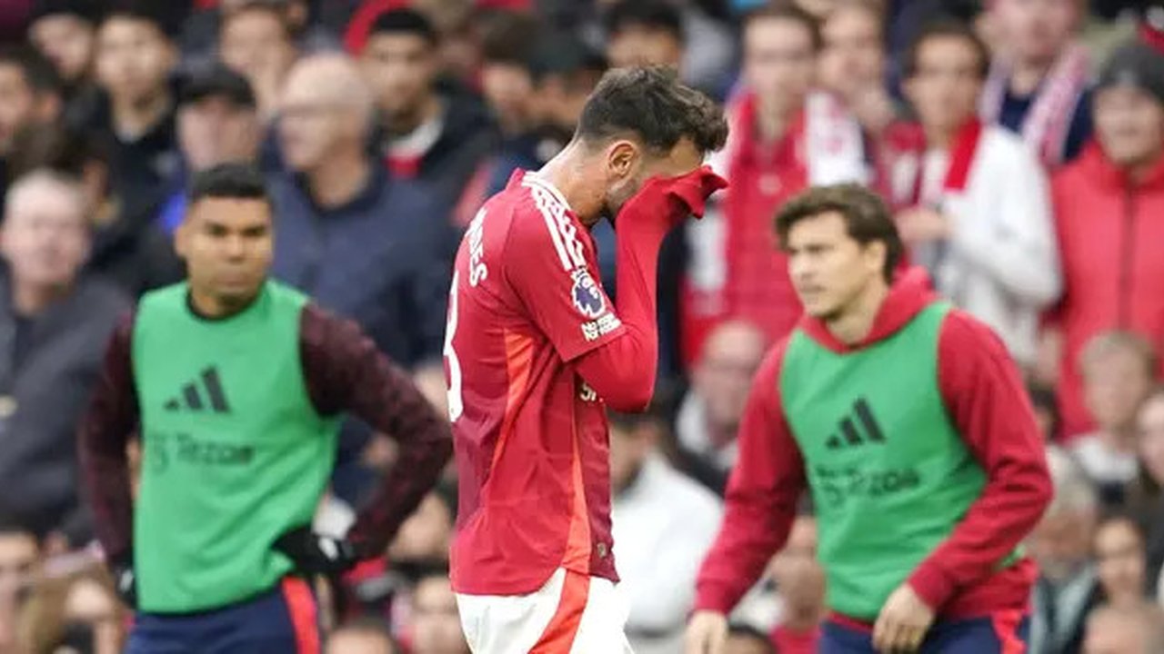 Alhasil gelandang asal Portugal tersebut harus meninggalkan lapangan dan membuat timnya bermain dengan 10 orang sejak saat itu. (AP Photo/Dave Thompson)