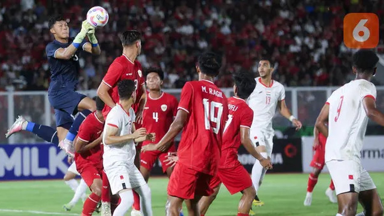 Kiper Timnas Indonesia U-20, Ikram Algiffari, menangkap bola saat melawan Yaman U-20 dalam laga ketiga Grup F Kualifikasi Piala Asia U-20 2025 yang digelar di Stadion Madya, Jakarta, Minggu (