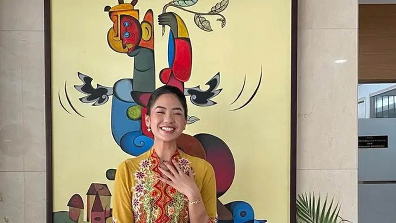 Selalu menarik untuk melihat penampilan dari Rania Yamin sang pelestari kebaya. Di acara Istana Berkebaya, Rania memilih kebaya encim super cantik berwarna mustard dengan bordir flora yang pe
