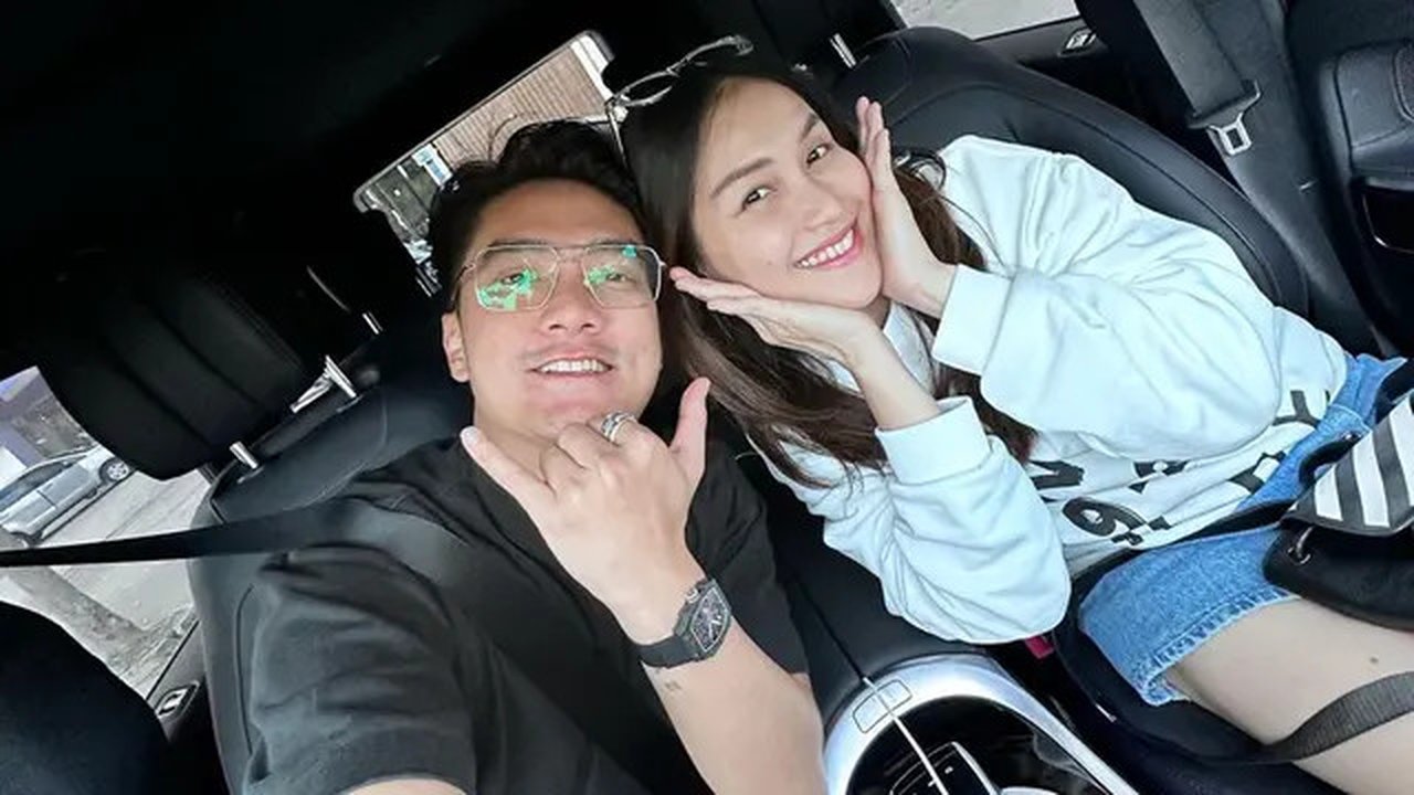 Kabar mengenai kedekatan Ayu Ting Ting dan Boy William kembali ramai diperbincangkan oleh netizen di media sosial. Terlebih, keduanya juga kerap terlihat mengunggah momen bersama melalui akun
