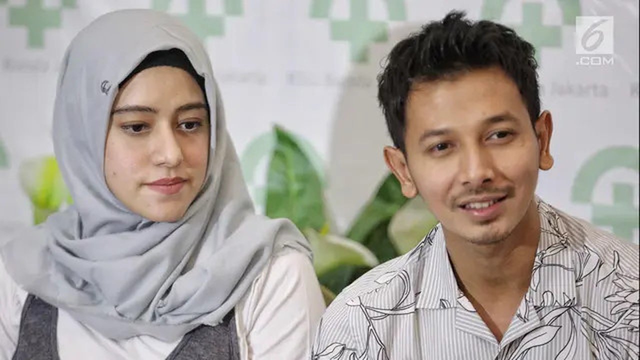 Pasangan Fairuz A Rafiq dan Sonny Septian memberi keterangan usai kelahiran putri mereka di Jakarta, Selasa (22/5). Selama menunggu proses persalinan, Fairuz ditemani oleh suami dan para saha