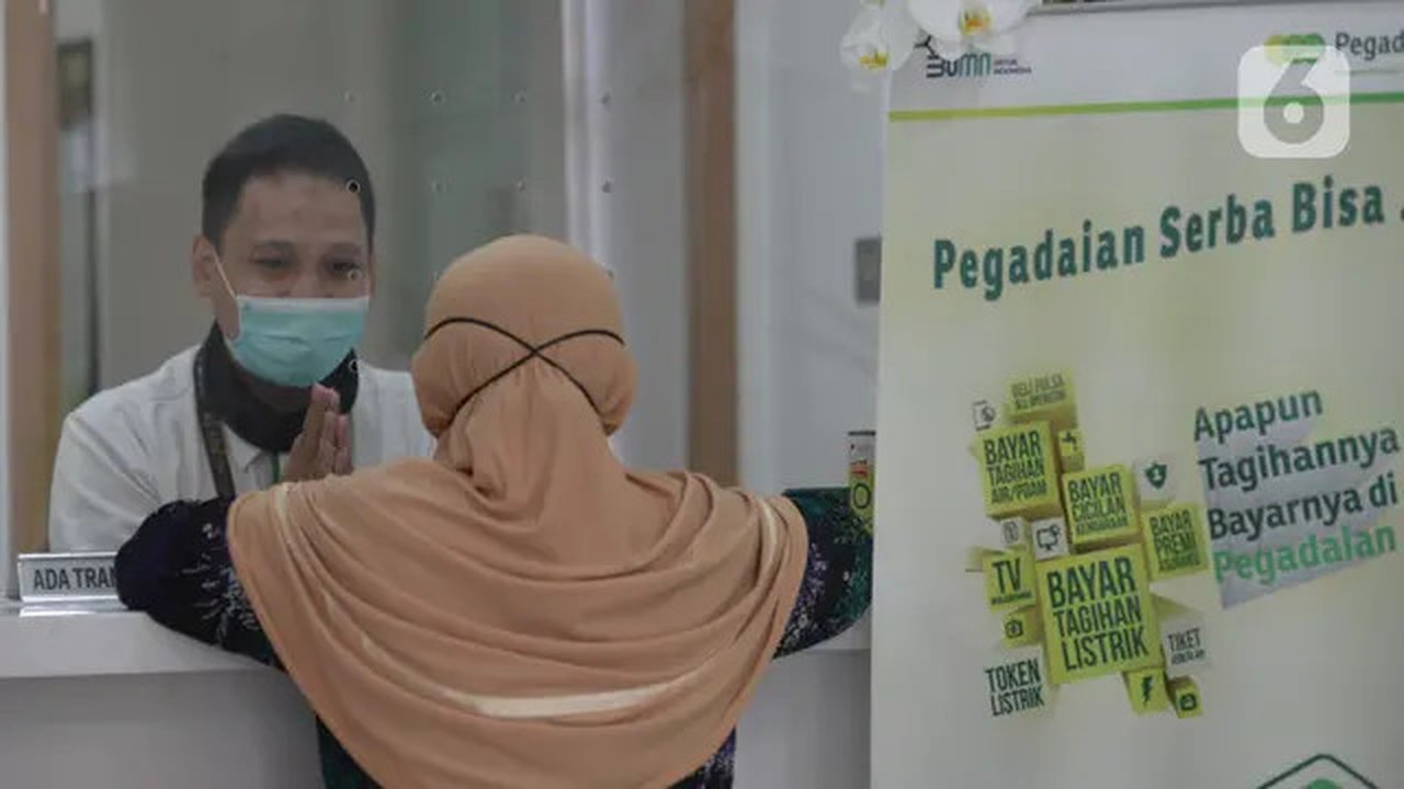 Petugas melayani konsumen di kantor pusat Pegadaian, Jakarta, Selasa (20/4/2021). Pegadaian yang telah berdiri selama 120 tahun terus menunjukkan kinerja positif, ditandai dengan nilai aset d