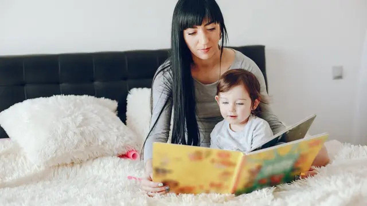 Seorang Ibu Sedang Membacakan Buku Pada Anak (freepik/proostoleh)