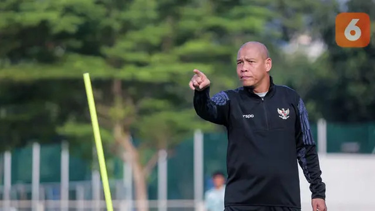 Pelatih Timnas Indonesia U-17, Nova Arianto memberikan instruksi kepada pemainnya saat memimpin seleksi yang berlangsung di Lapangan B, Kompleks Stadion Utama Gelora Bung Karno (SUGBK), Senay