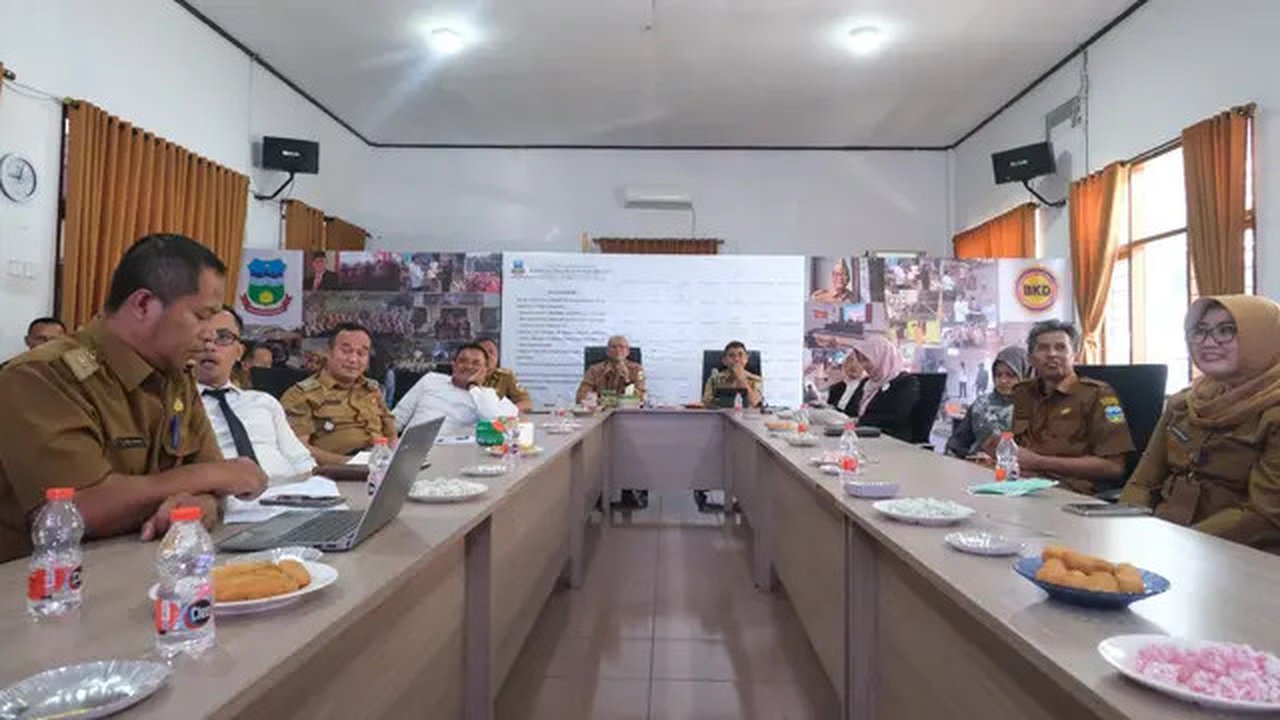 Pemda Garut membuka seleksi 1.600 formasi PPPK Tahun Anggaran (TA) 2024. Rinciannya, 600 formasi untuk tenaga guru, 88 formasi tenaga kesehatan, dan 912 formasi untuk tenaga teknis lainnya. (