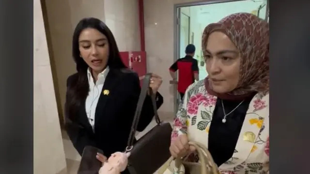Pamer Boneka Labubu Saat Baru Dilantik Jadi Anggota DPRD, Astrid Kuya Dicibir Warganet.  foto: TikTok @fraksipanjakarta   