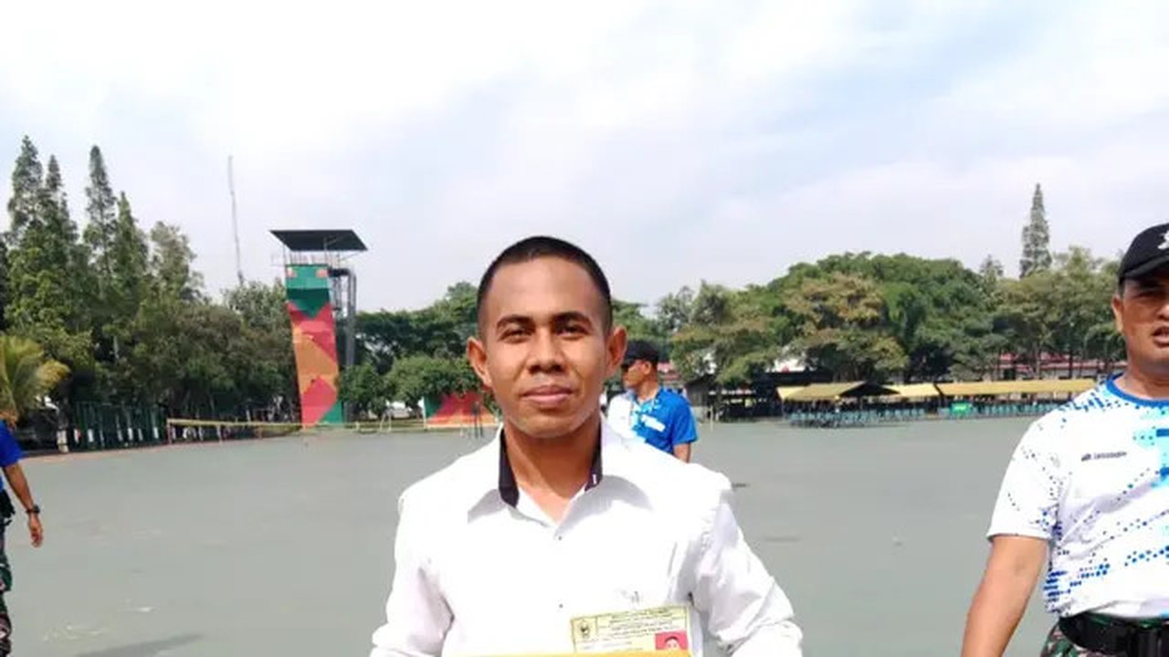 Joni Kala, bocah pemanjat tiang bendera setelah dinyatakan lolos seleksi bintara TNI AD (Liputan6.com/Ola Keda)