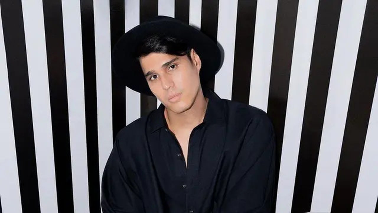 Mischa Chandrawinata membintangi serial Duren Jatuh. Demi peran, ia diminta menurunkan berat badan sekitar 11 kg hingga tifus dan dilarikan ke RS. (Foto: Dok. Instagram @mischach)