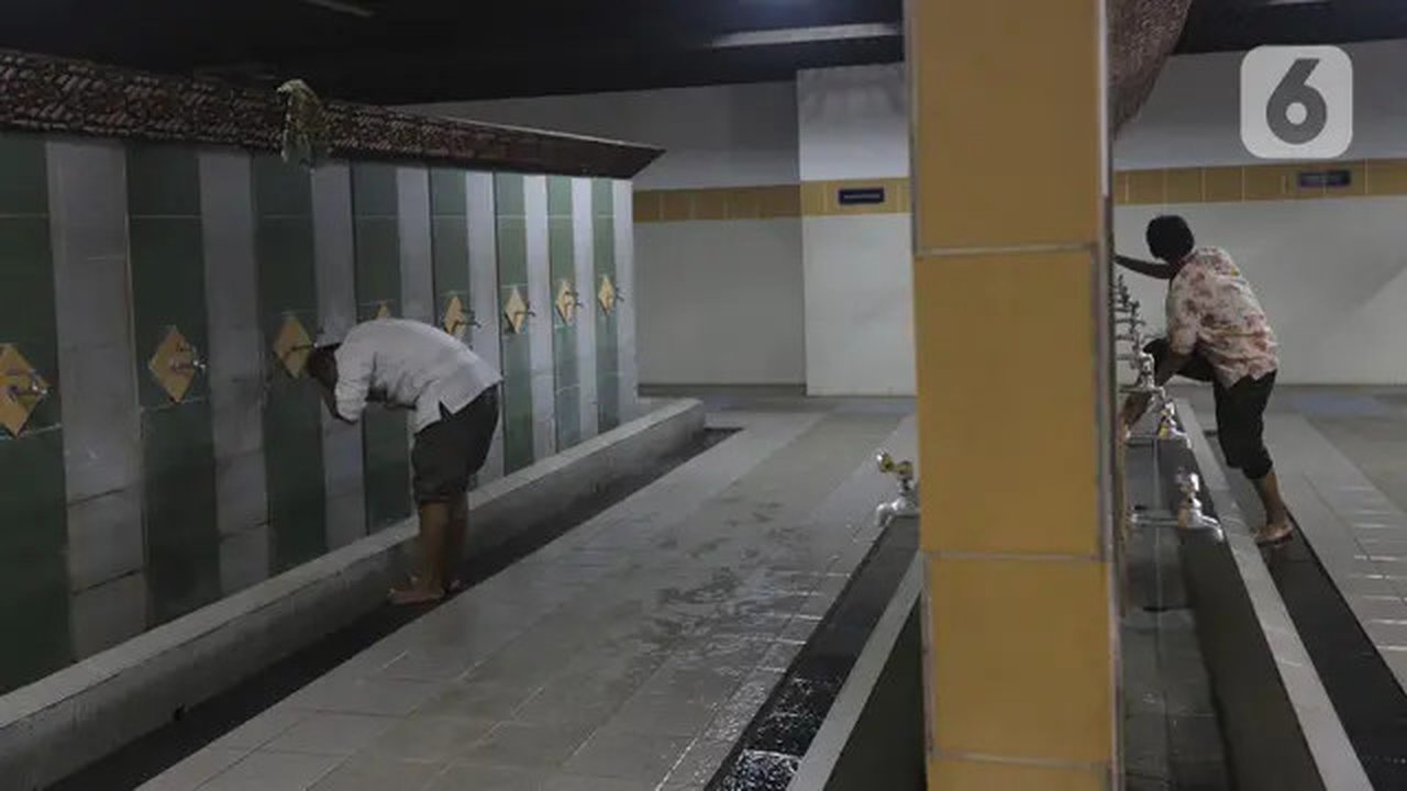 Jemaah mengambil wudhu sebelum Salat Jumat di Masjid At-Tin, Jakarta, Jumat (13/08/2021). Pengurus Masjid At-Tin melakukan pembatasan jumlah jamaah secara terbatas yakni 25 persen dari total