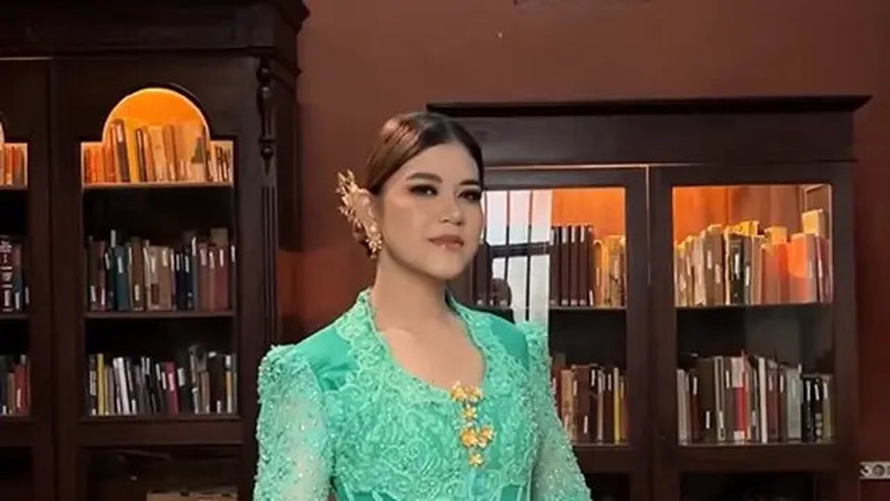 Kahiyang Ayu berkebaya warna tosca (Instagram/ayangkahiiyang)