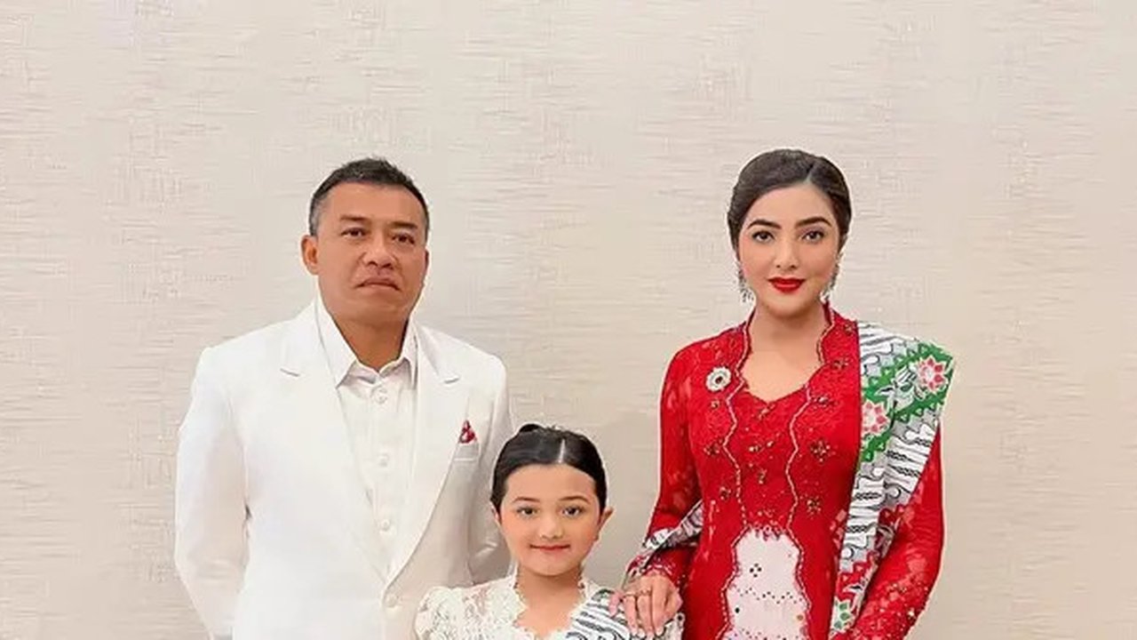 Arsy anak Ashanty dan Anang Hermansyah menawan dengan kebaya kutubaru putih yang dilengkapi kain dan selendang batik senada. [@queenarsy]]