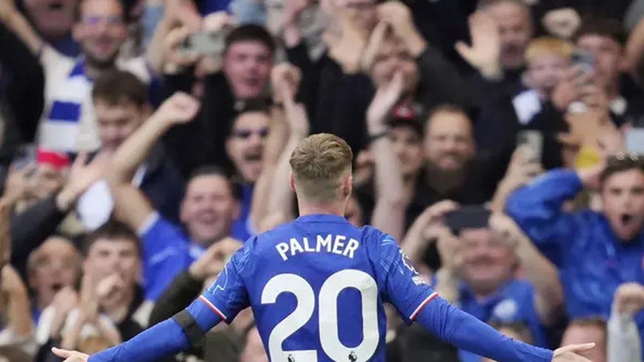 Pemain Chelsea,Cole Palmer, melakukan selebrasi setelah mencetak gol ke gawang Brighton pada laga pekan keenam Liga Inggris 2024/2025. Bermain di Stamford Bridge, The Blues menang dengan skor