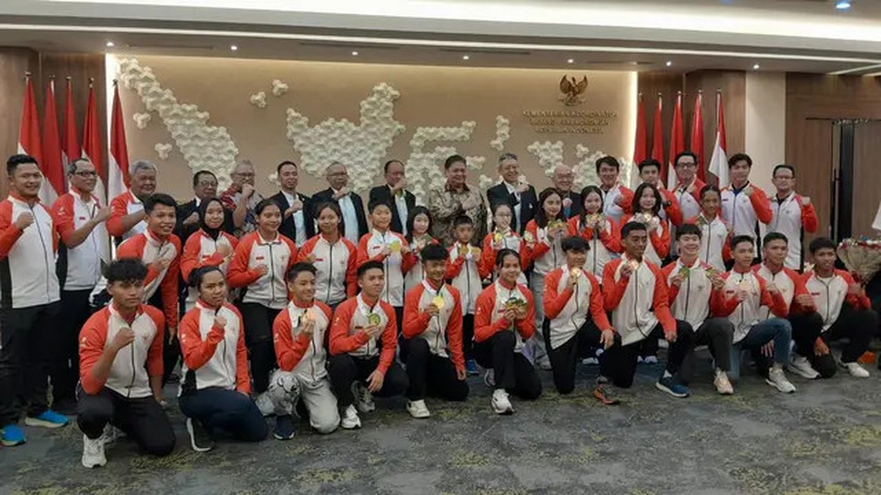 Airlangga Hartarto saat menerima Timnas Wushu Junior Indonesia di Kantor Kementerian Koordinator Bidang Perekonomian (Kemenko) Republik Indonesia Jakarta, Senin (30/9/2024).