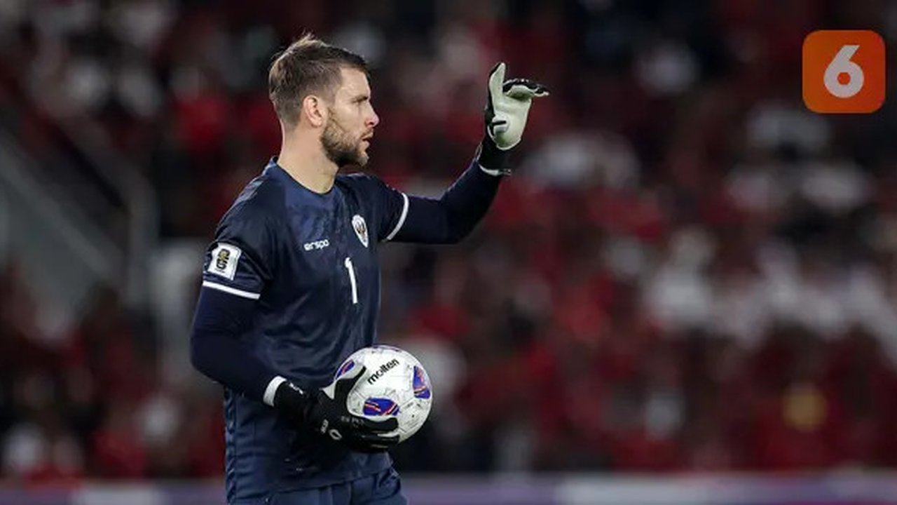 Kiper Timnas Indonesia, Maarten Paes, saat melawan Australia pada laga kedua Grup C Kualifikasi Piala Dunia 2026 Zona Asia di Stadion Utama Gelora Bung Karno (SUGBK), Jakarta Pus
