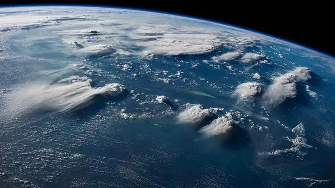 Citra satelit dimanfaatkan untuk membantu Indonesia selama beberapa minggu dan bulan mendatang pascabencana. Di sini, petir dapat dilihat di dekat pulau Kalimantan pada tahun 2014, dari atas