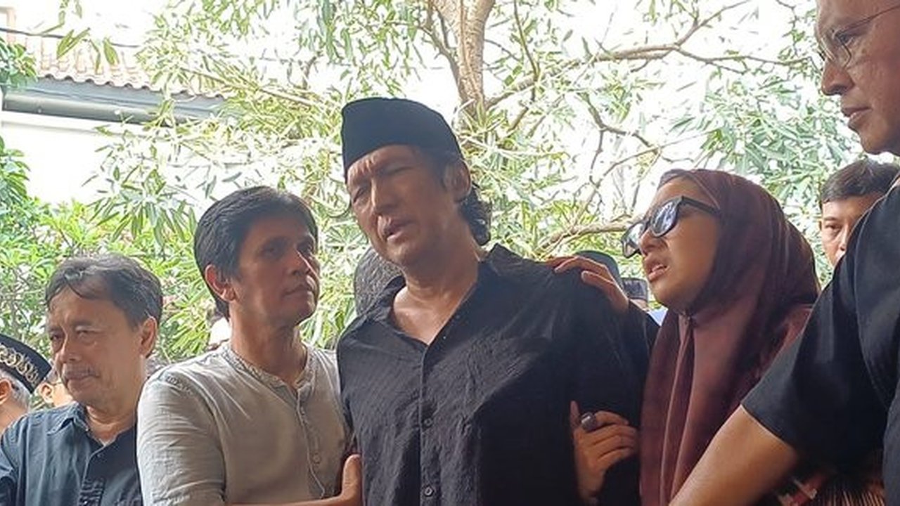 Tangis Ikang Fawzi Saat Antar Marissa Haque ke Mobil Jenazah: Istri Saya Tercinta, ya Allah