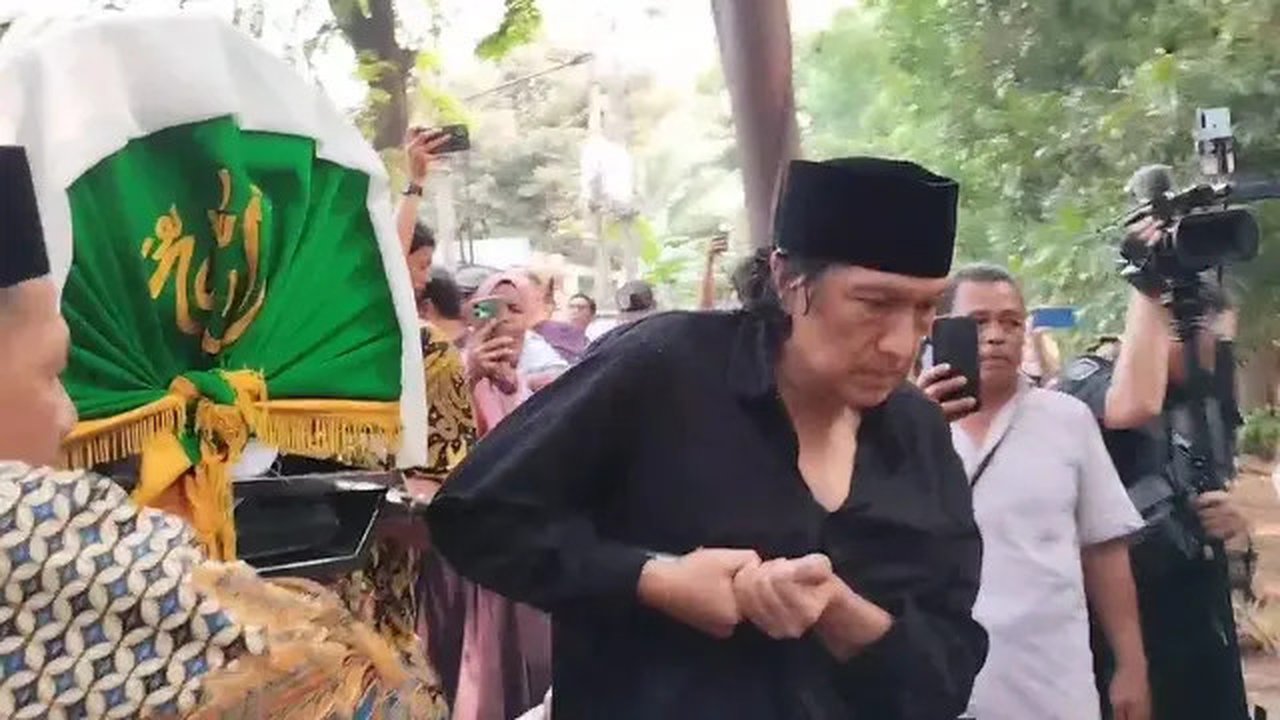 Ikang Fawzi di pemakaman Marissa Haque.
