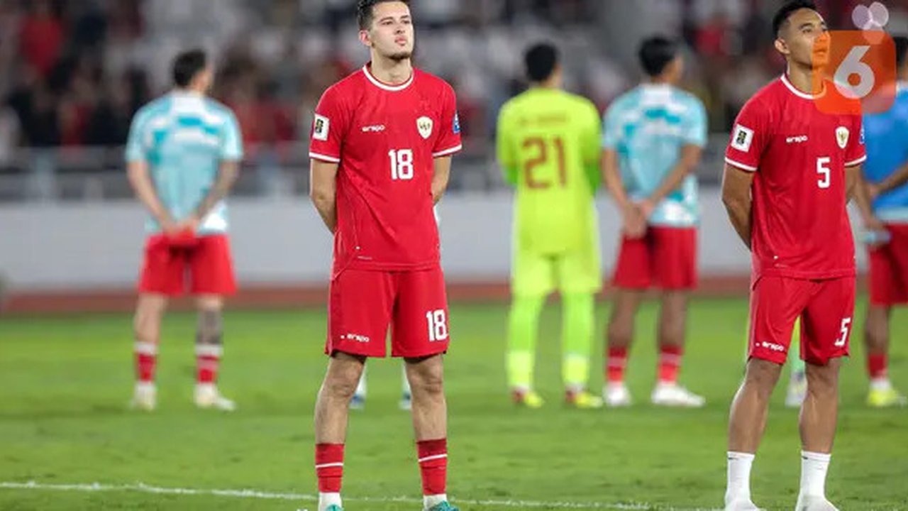 Dua pemain Timnas Indonesia, Justin Hubner (kiri) dan Rizky Ridho berbaris merayakan kemenangan 1-0 atas Vietnam di hadapan para suporter setelah berakhirnya laga Grup F kualifikasi Piala