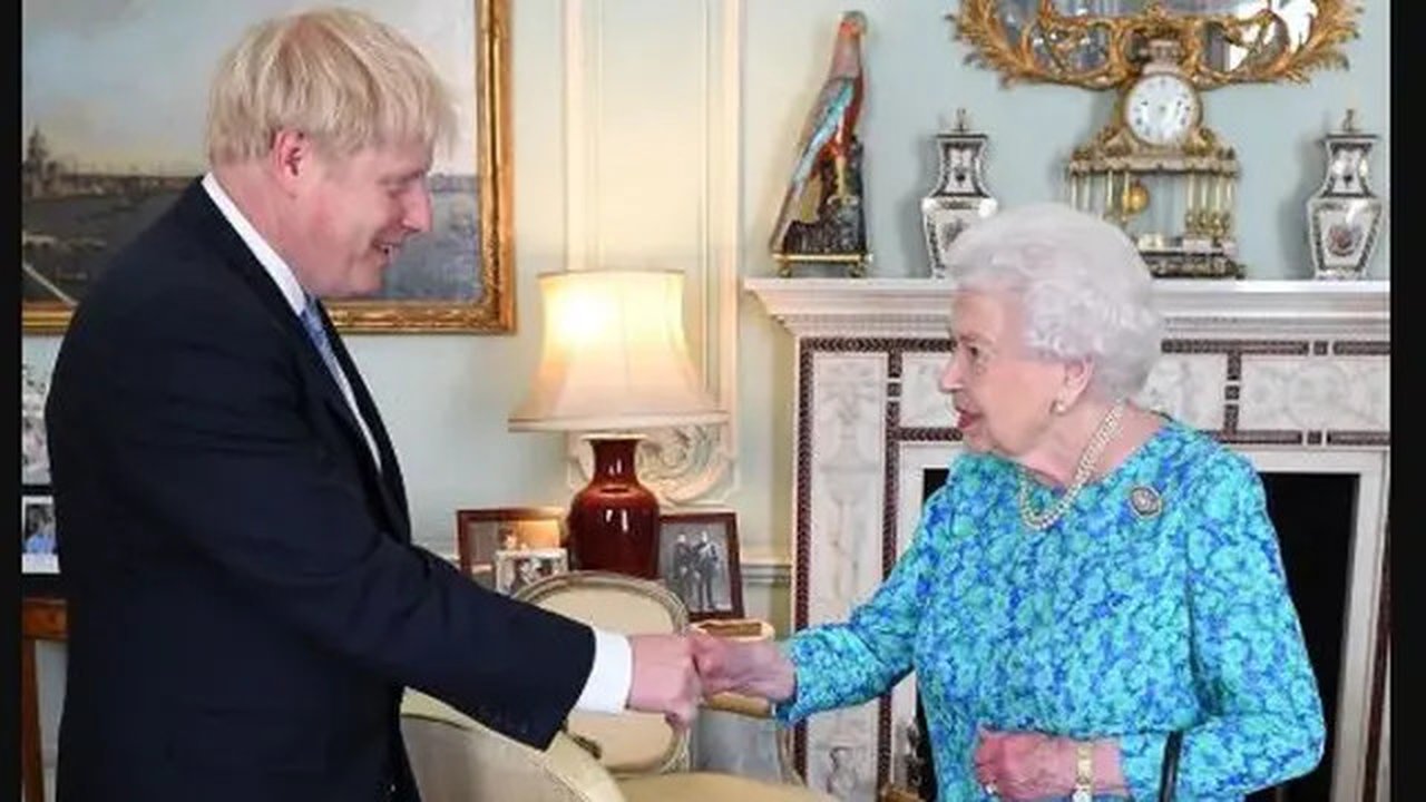 Ratu Elizabeth II mengepit erat tas tangan hitamnya saat menerima kunjungan PM Inggris Boris Johnson di kediamannya. (dok. Instagram @theroyalfamily/https://www.instagram.com/p/B0TasptnU30/Di