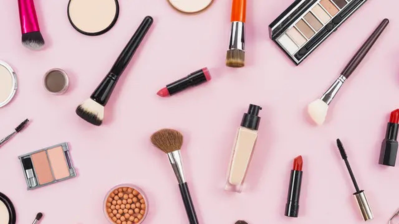 Saat memoles wajah dengan makeup, perhatikan kandungan makeup agar wajah terhindar dari kilap minyak. (Foto: Freepik/freepik)