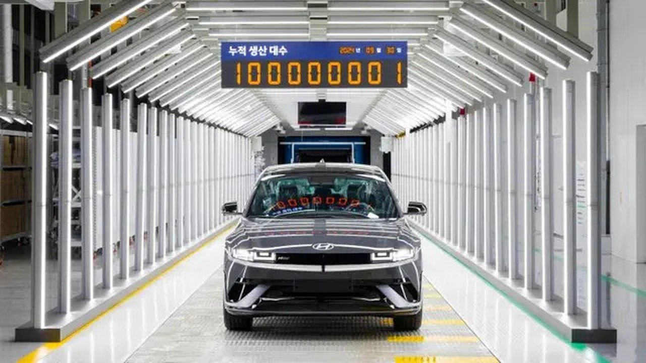 Mobil Hyundai SUV IONIQ 5 yang akan di bagikan ke pelanggan untuk rayakan produksi yang ke 100 juta  . (Carscoops/Rendy Yansah)