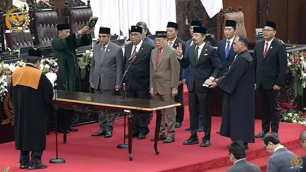 Pelantikan pimpinan MPR periode 2024-2029. Pimpinan MPR baru mengikuti pembacaan sumpah dan janji jabatan di depan Ketua Mahkamah Agung, Kamis (3/10/2024). (tangkapan layar Youtube MPR)