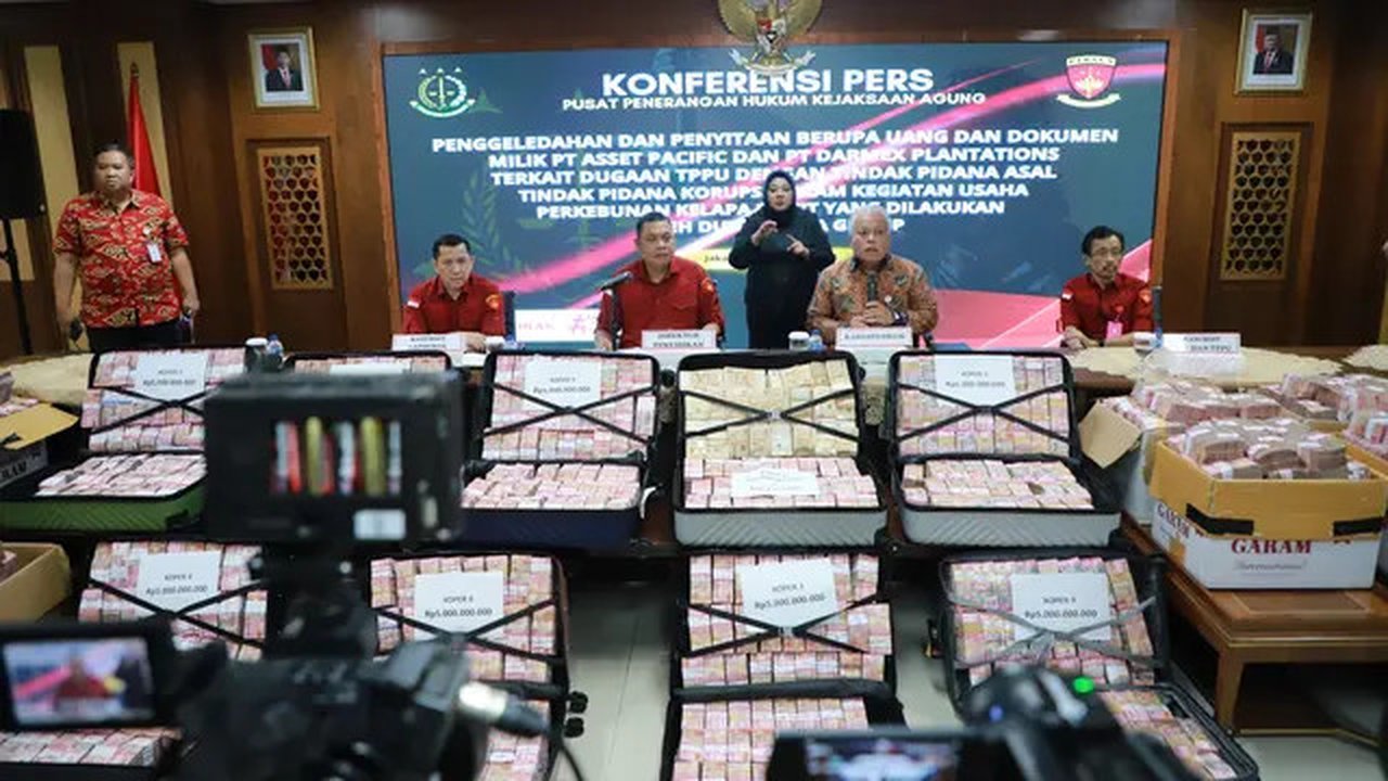 Kejaksaan Agung (Kejagung) kembali melakukan penyitaan aset tersangka korporasi PT Asset Pacific terkait kasus mafia minyak goreng. (Liputan6.com/Nanda Perdana Putra)