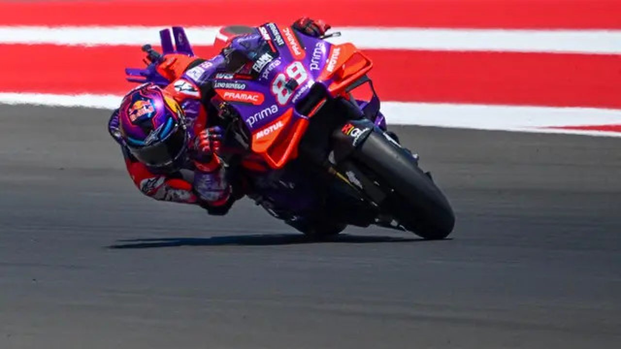 Jorge Martin berhasil mencatat waktu terbaik 1 menit 29.088 detik sekaligus menciptakan rekor baru. (BAY ISMOYO/AFP)