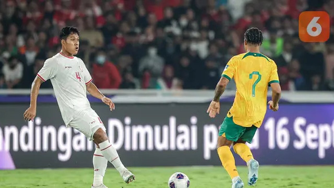 Pemain Timnas Indonesia, Wahyu Prasetyo (kiri) mengumpan bola dibayangi pemain Australia, Samuel Silvera pada laga Kualifikasi Piala Dunia 2026 yang berlangsung di Stadion Utama Gelora Bung K