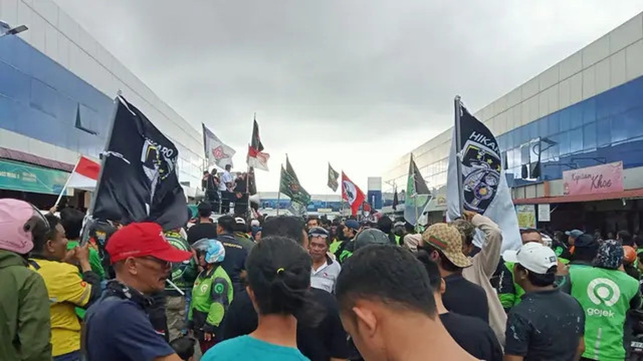 Ribuan driver ojek online di Kota Batam melakukan aksi mogok dan menggeruduk kantor perwakilan aplikator, Maxim, Grab, dan Gojek. (Liputan6.com/ Ajang Nurdin)