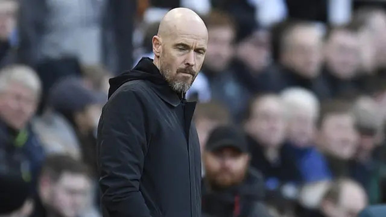 Ekspresi Erik Ten Hag setelah MU dikalahkan Newcastle United 0-2 dalam pertandingan pekan ke-29 Liga Inggris 2022/2023 yang berlangsung di St. James Park, Minggu (2/4/2023) WIB. (AFP/Oli S