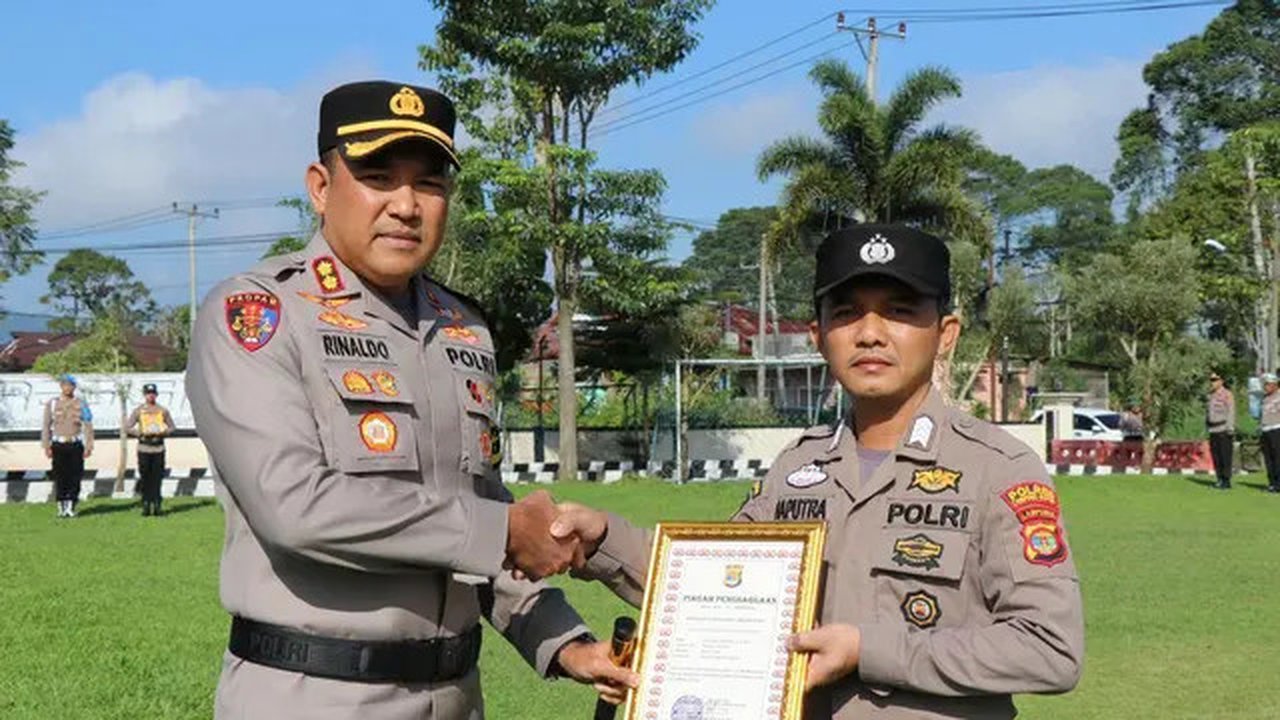 Pemberian penghargaan atas dedikasi dan keberanian Bripka Rico yang meringkus dua pelaku pencuri sepeda motor. Foto : (Istimewa).