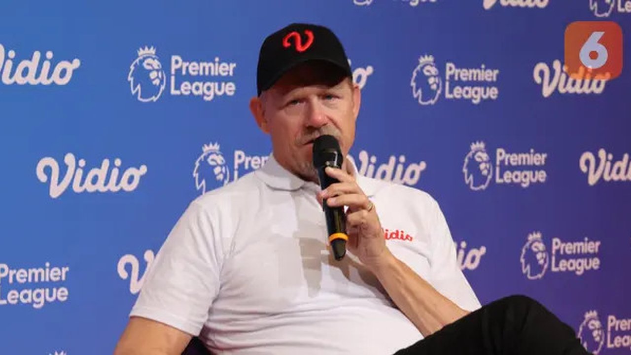Kiper legendaris Manchester United, Peter Schmeichel mengikuti sesi wawancara khusus bersama awak media di SCTV Tower, Jakarta, Sabtu (5/8/2023) (Bola.com/Abdul Aziz)